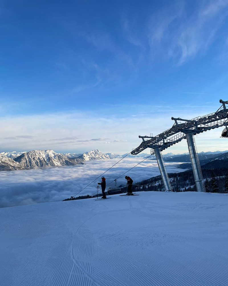 Foto von Bergkulisse beim Skifahren