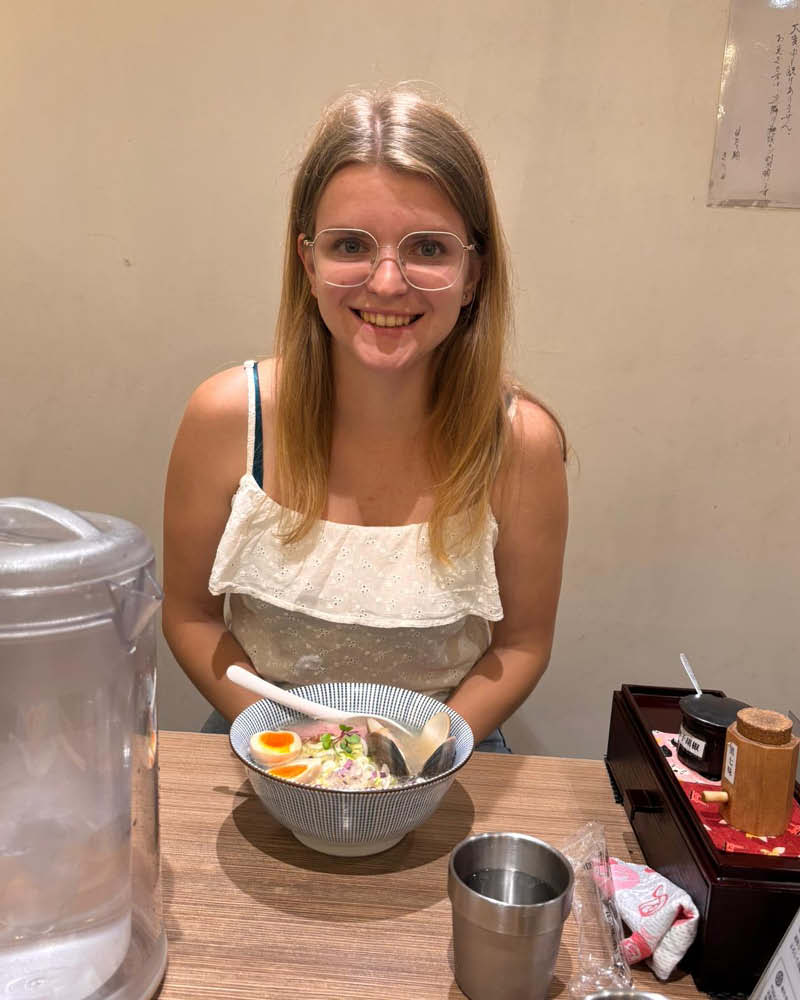 Foto von Julia Lindtner beim essen