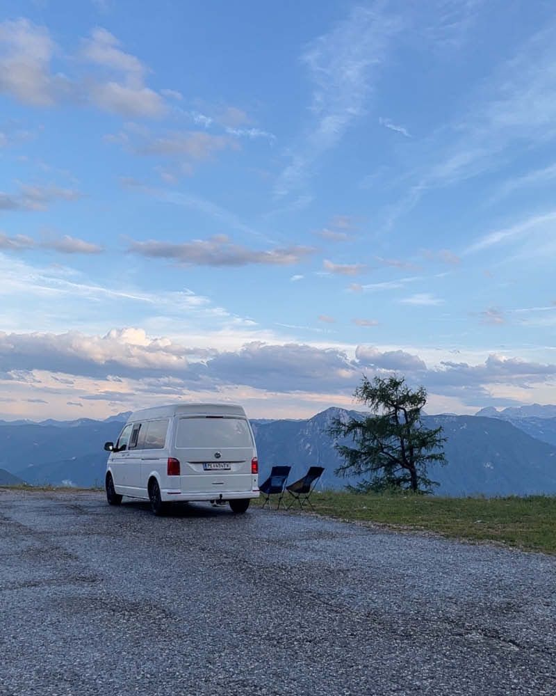 Foto von Camper in Naturkulisse