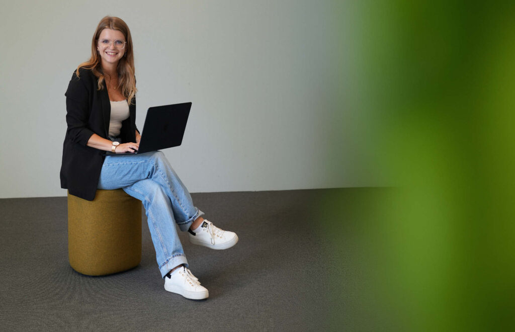 Foto von Julia Lindtner mit Laptop