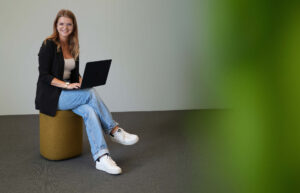 Foto von Julia Lindtner mit Laptop